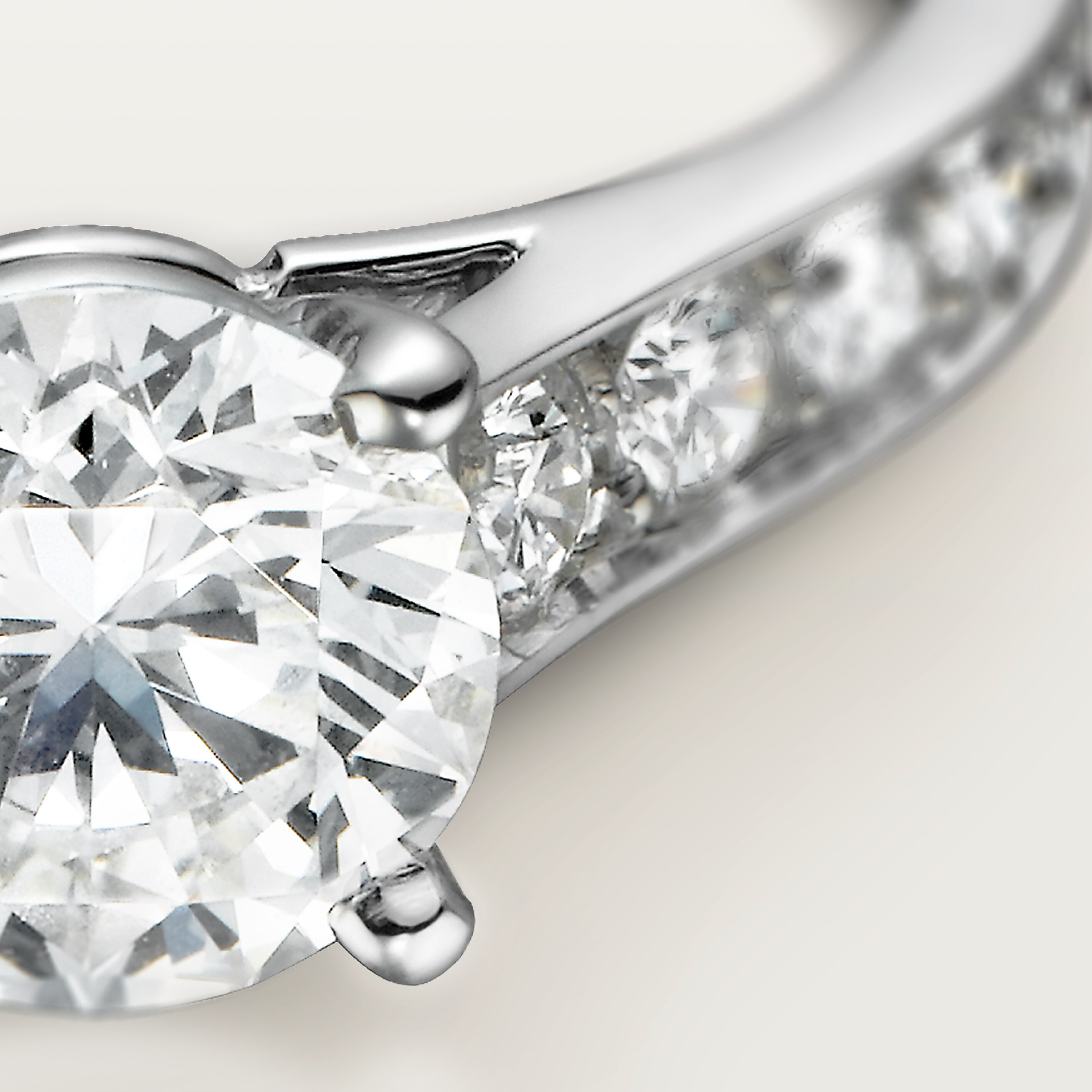 1895 solitaire, brilliant-cut diamond, paved 